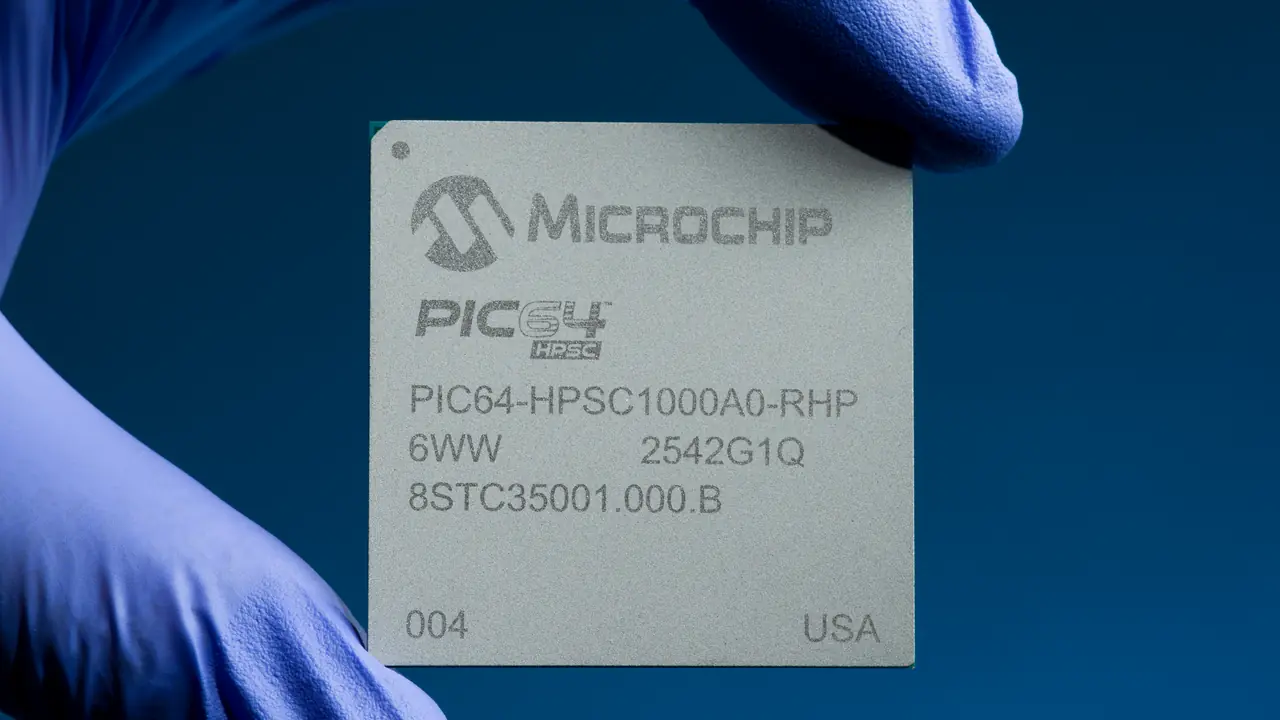 Ingenieros de Microchip revisan el diseño del procesador HPSC