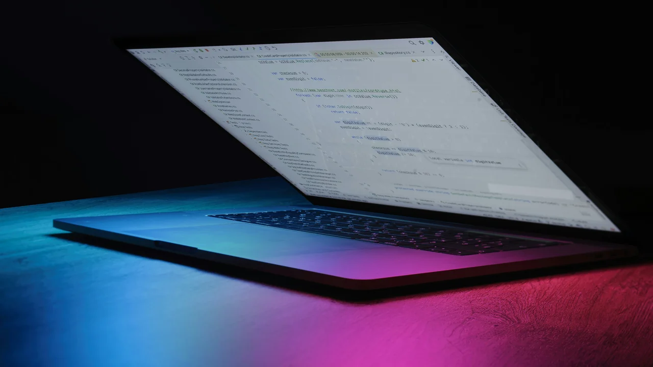 Programación con IA en laptop con iluminación neón