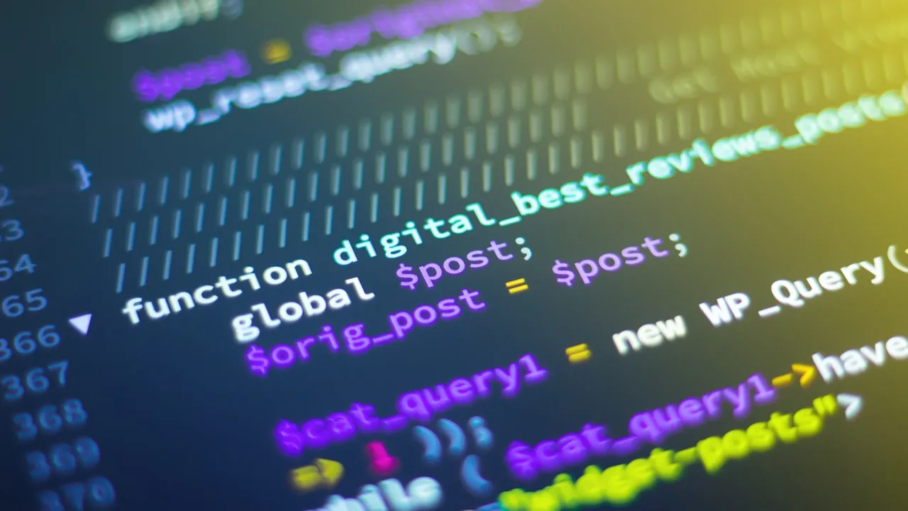 Concepto de ciberseguridad con código binario y candado digital