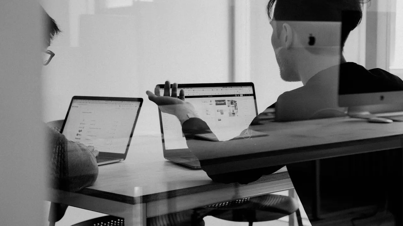 Tecnología y verificación digital representando autenticidad de contenido