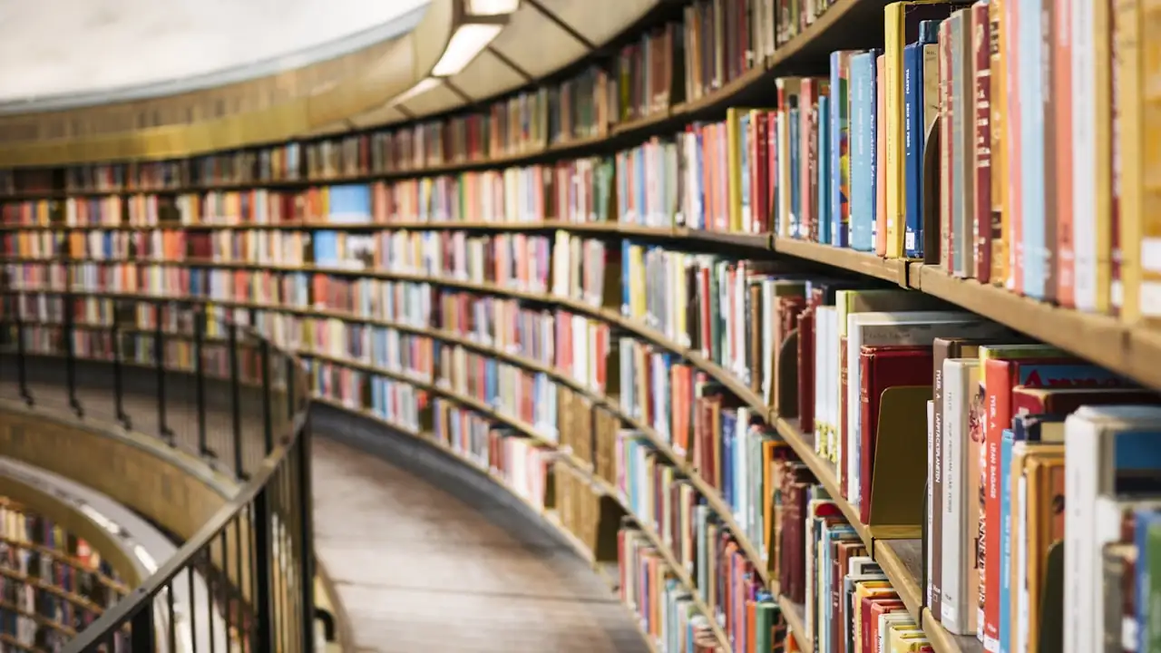 Libros y conocimiento representando la búsqueda de la verdad