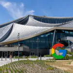 Empleados de Google protestan en Mountain View contra despidos masivos mientras Alphabet reporta ingresos record
