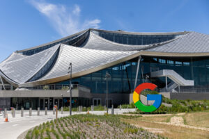 Empleados de Google protestan en Mountain View contra despidos masivos mientras Alphabet reporta ingresos record