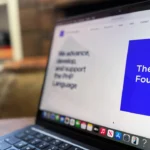 Sitio web de la Fundación PHP en una laptop - Facialix