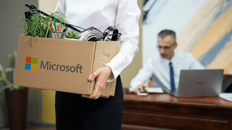 Microsoft ofrece salida voluntaria a 60.000 empleados por la IA - Facialix